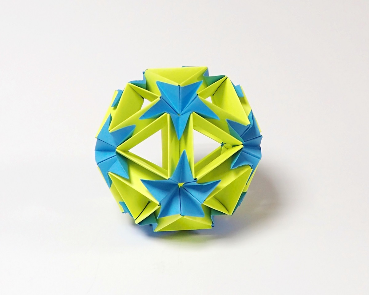 http://faidatefacile.it/wp-content/uploads/2012/10/origami_ball.jpg