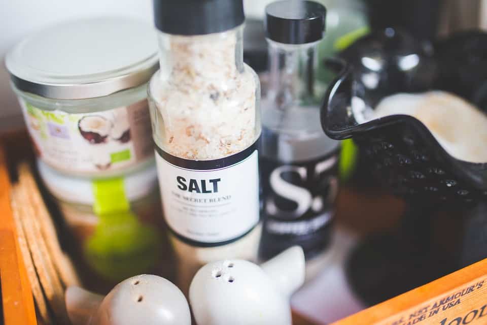 Al momento stai visualizzando 10 modi per pulire casa usando il sale da cucina